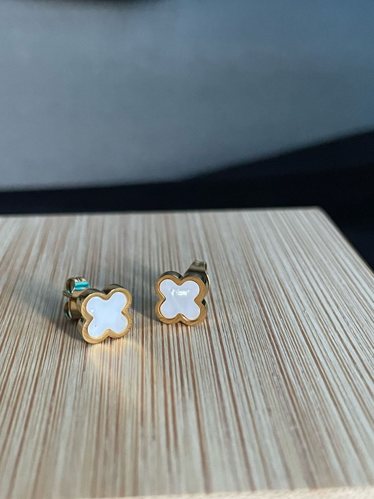 ARETES TREBOL