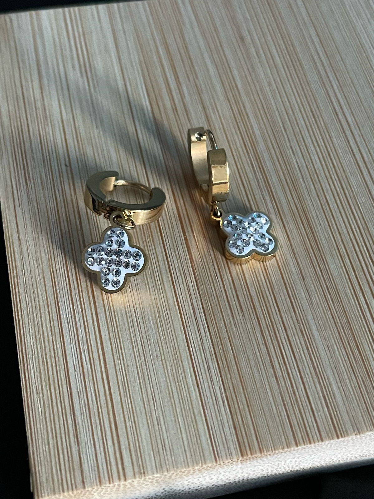 ARETES TREBOL